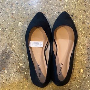 Wide with, size 10 pointed toe black flat shoes